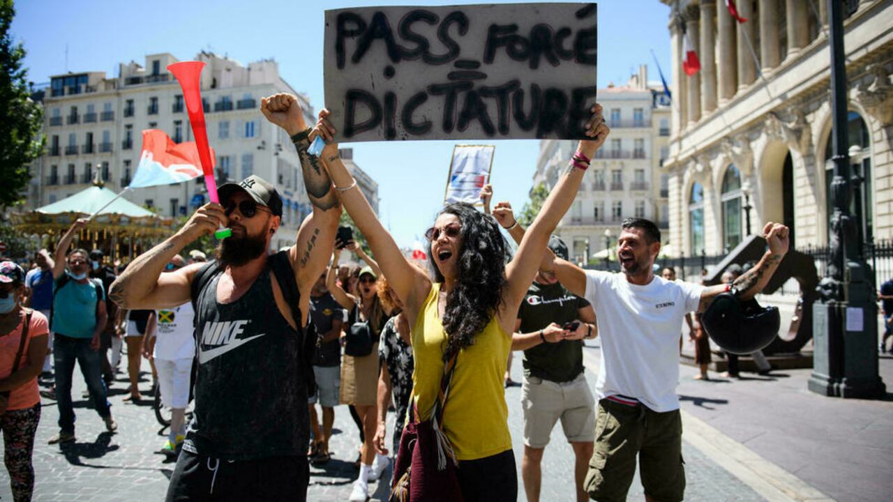 En Francia, las medidas tomadas por el presidente Emmanuel Macron han tomado gran polémica por hacer de la vacuna indispensable para ingresar a sitios públicos