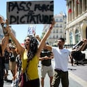 En Francia, las medidas tomadas por el presidente Emmanuel Macron han tomado gran polémica por hacer de la vacuna indispensable para ingresar a sitios públicos. Foto: Clément Mahoudeau / AFP