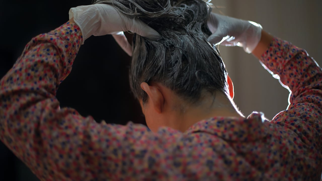 Teñirse el cabello para ocultar las canas puede tener varias implicaciones psicológicas y sociales.