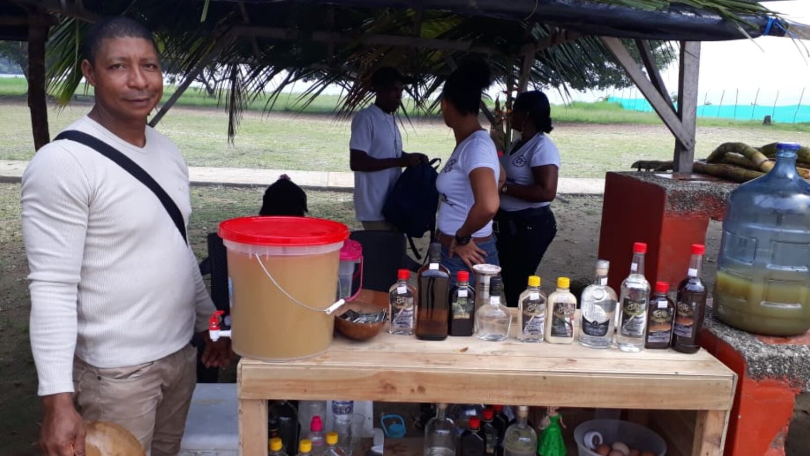 Diego González ha hecho viche con su familia desde que tiene 10 años. Hoy, lo ayuda a proteger a su comunidad contra el coronavirus