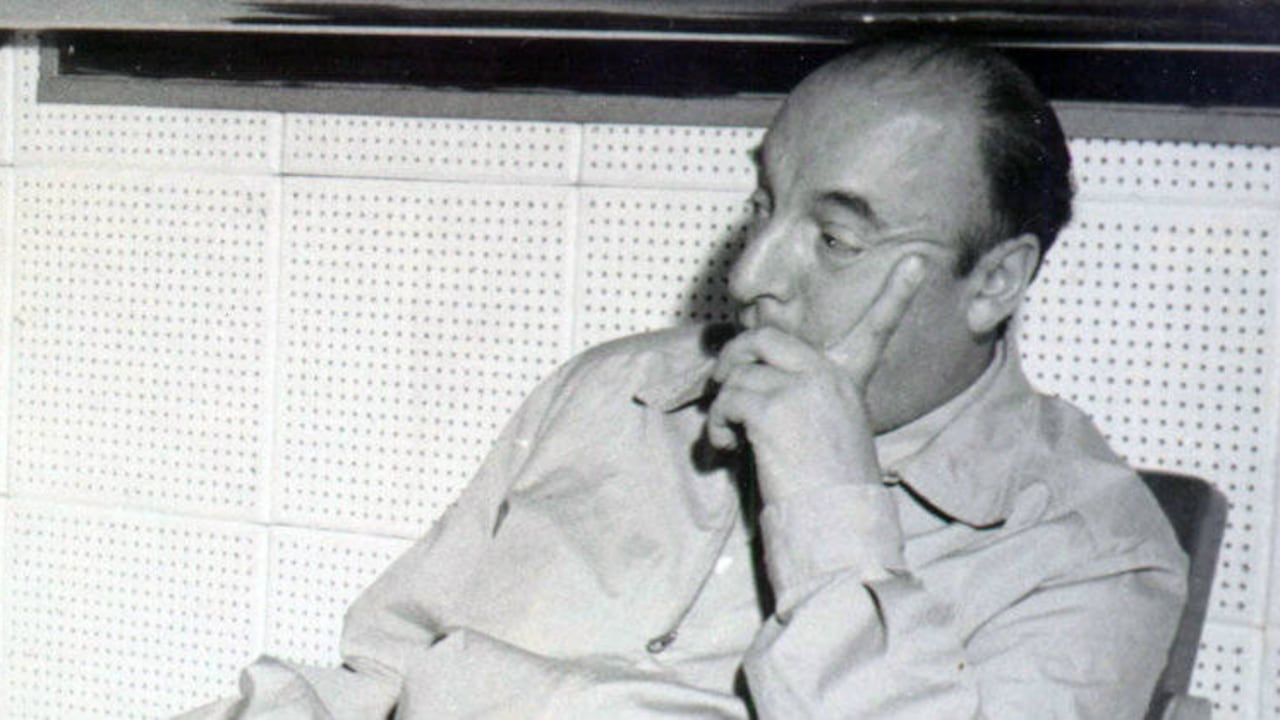 Pablo Neruda es el seudónimo de Ricardo Eliécer Neftalí Reyes Basoalto, poeta chileno nacido en 1904.