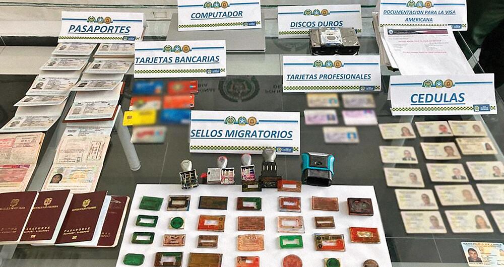 Incluyendo títulos de propiedades falsos, diplomas y certificaciones académicas, certificaciones bancarias y sellos de ingresos a otros países, la red criminal logró engañar incluso a las autoridades de los Estados Unidos. 