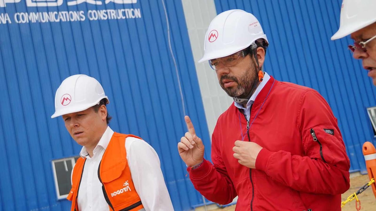 El alcalde Carlos Fernando Galán visitando las obras del metro de Bogotá.