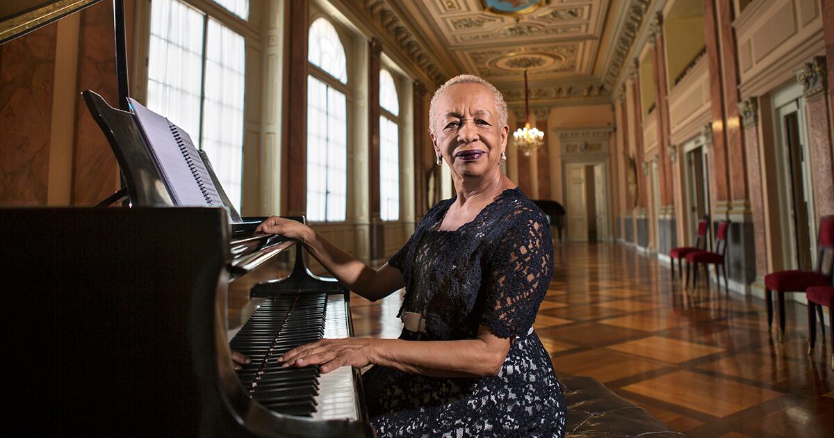 Teresa Gómez, ganadora del Tributo Semana Royal Salute 2014, es una de las mejores pianistas del país. Su legado como artista de trayectoria internacional y maestra, deja en alto el nombre de Colombia. 
