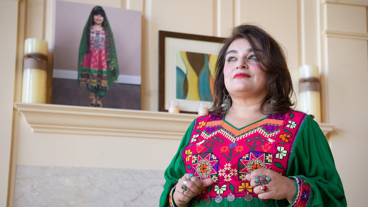 Bahar Jalali, académica afgana hablando desde Estados Unidos en 2021. Foto: SAUL LOEB / AFP