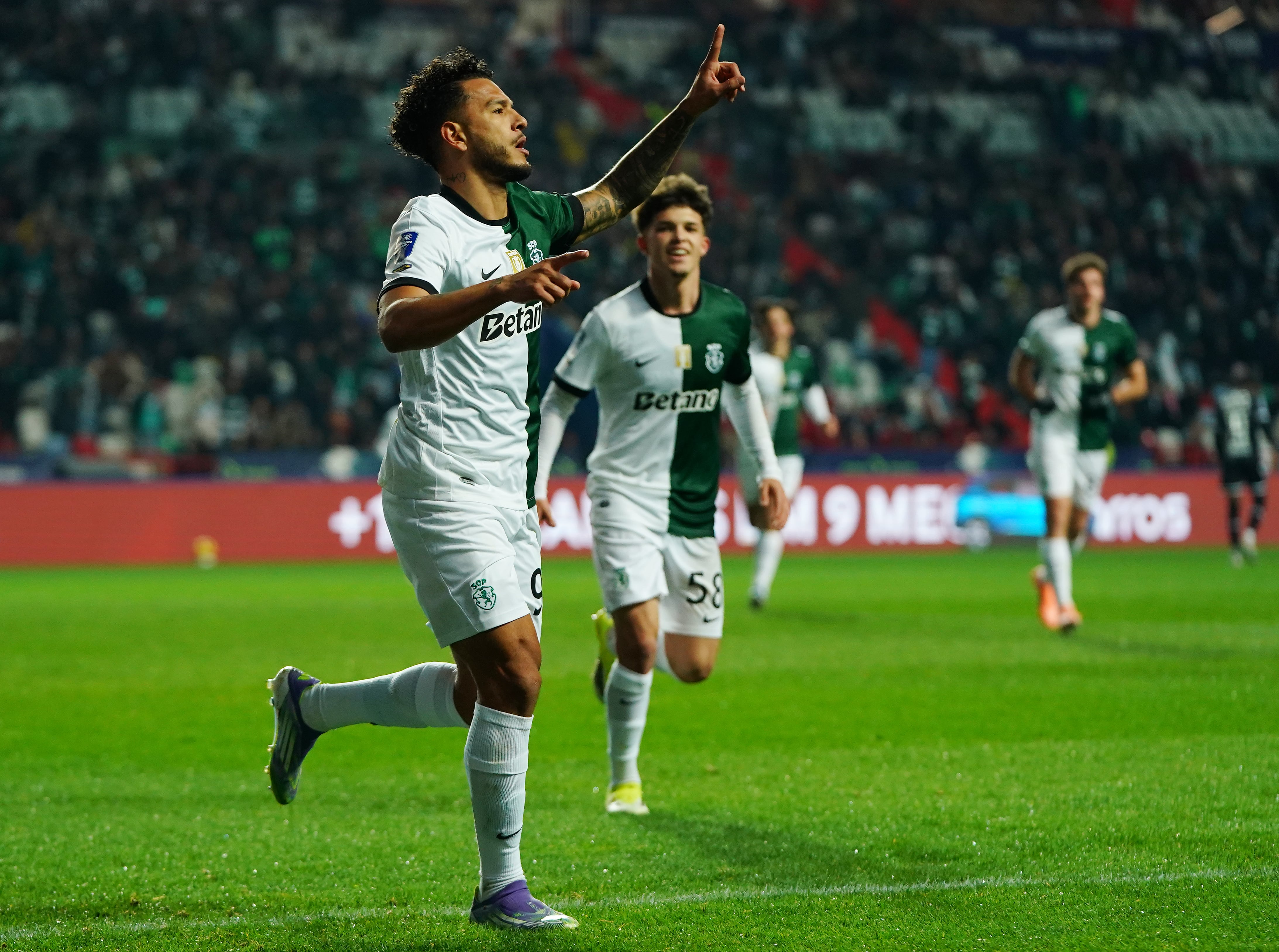 Luis Javier Suárez celebra el gol contra el Guimaraes.