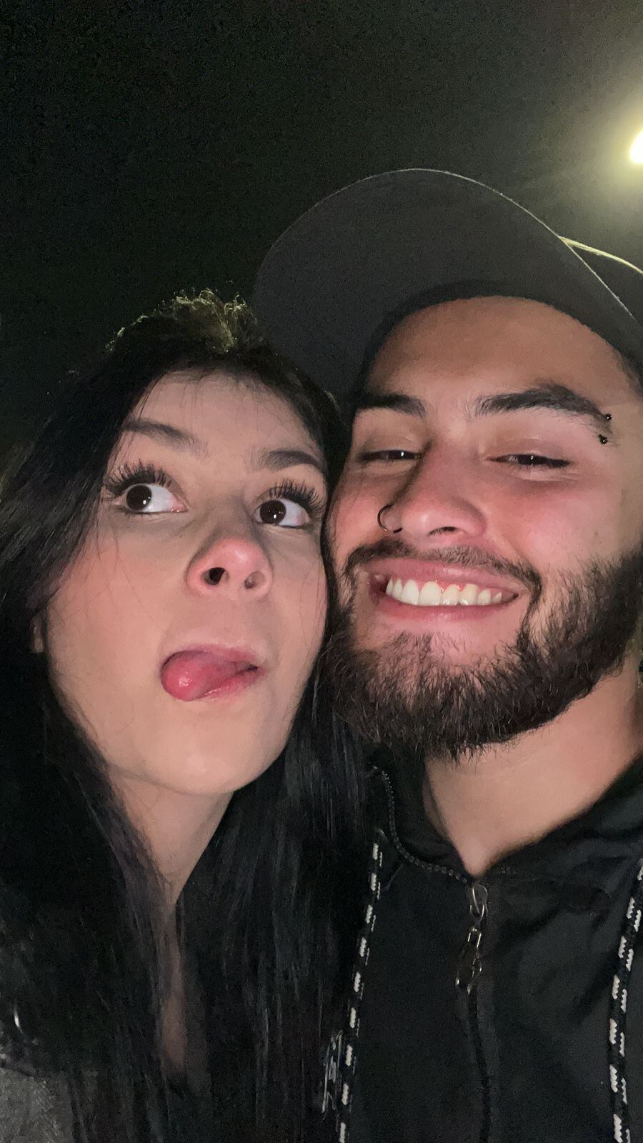 Esteban y su novia de 23 años de edad posan en una foto juntos