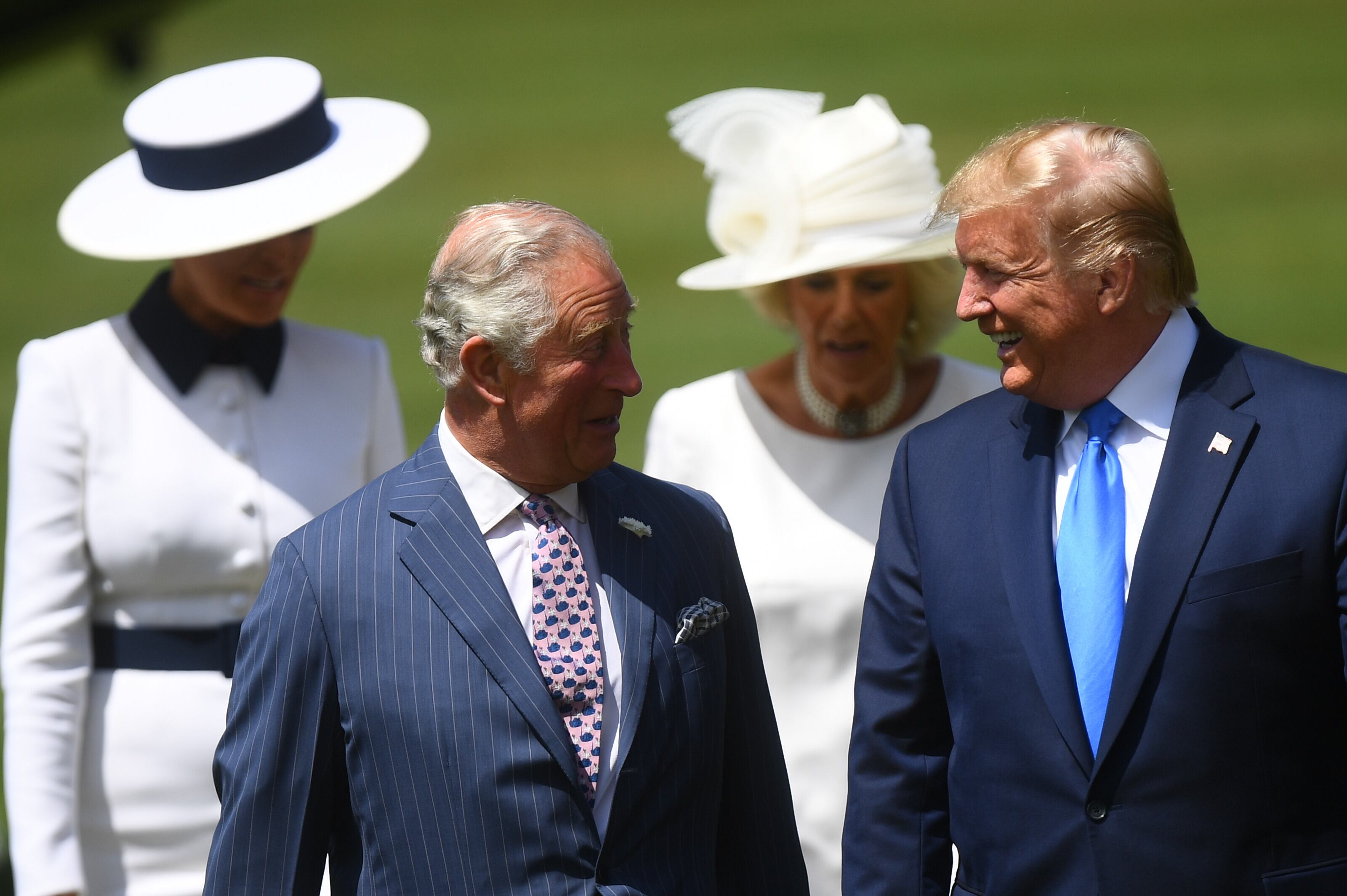 LONDRES, INGLATERRA - 3 DE JUNIO: (De izquierda a derecha) El presidente estadounidense Donald Trump y el Príncipe Carlos, Príncipe de Gales, durante la ceremonia de bienvenida en el Palacio de Buckingham el primer día de la visita de Estado de tres días del presidente estadounidense y la Primera Dama el 3 de junio de 2019 en Londres, Inglaterra. La visita de Estado de tres días del Presidente Trump incluirá un almuerzo con la Reina y un Banquete de Estado en el Palacio de Buckingham, así como reuniones de negocios con el Primer Ministro y el Duque de York, antes de viajar a Portsmouth para conmemorar el 75º aniversario del desembarco del Día D. (Foto de Victoria Jones - WPA Pool/Getty Images)