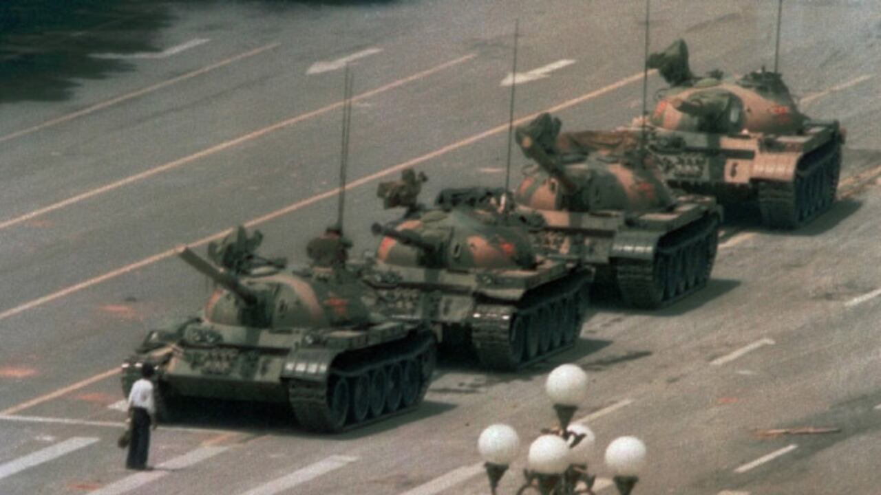 La imagen de este hombre, conocido como ‘tank man’, se convirtió en un icono de la resistencia civil. Fue tomada el 5 de junio, cuando la entrada del Ejército a Tiananmen ya había dejado centenares de civiles muertos.