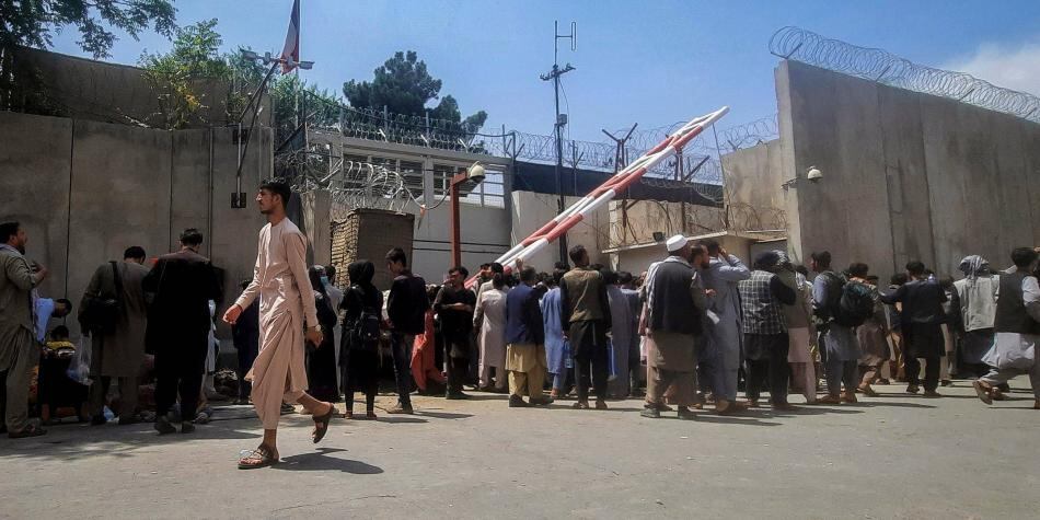 Pueblo afgano se reúne frente a la embajada francesa en Kabul. FOTO: AFP