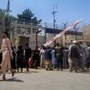 Pueblo afgano se reúne frente a la embajada francesa en Kabul. FOTO: AFP