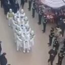 Policías antidisturbios armados hicieron desfilar por las calles en una ciudad del sur de China a cuatro personas que habrían supuestamente violado las reglas anticovid.