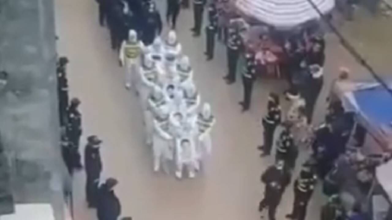 Policías antidisturbios armados hicieron desfilar por las calles en una ciudad del sur de China a cuatro personas que habrían supuestamente violado las reglas anticovid.