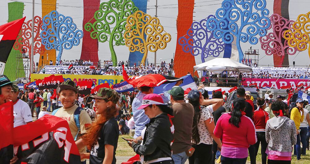 En el segundo país más pobre de la región, Rosario se gastó 3 millones de dólares en estos árboles de metal para adornar Managua. La figura es un símbolo cabalístico que atrae la energía, la sabiduría y el éxito. 