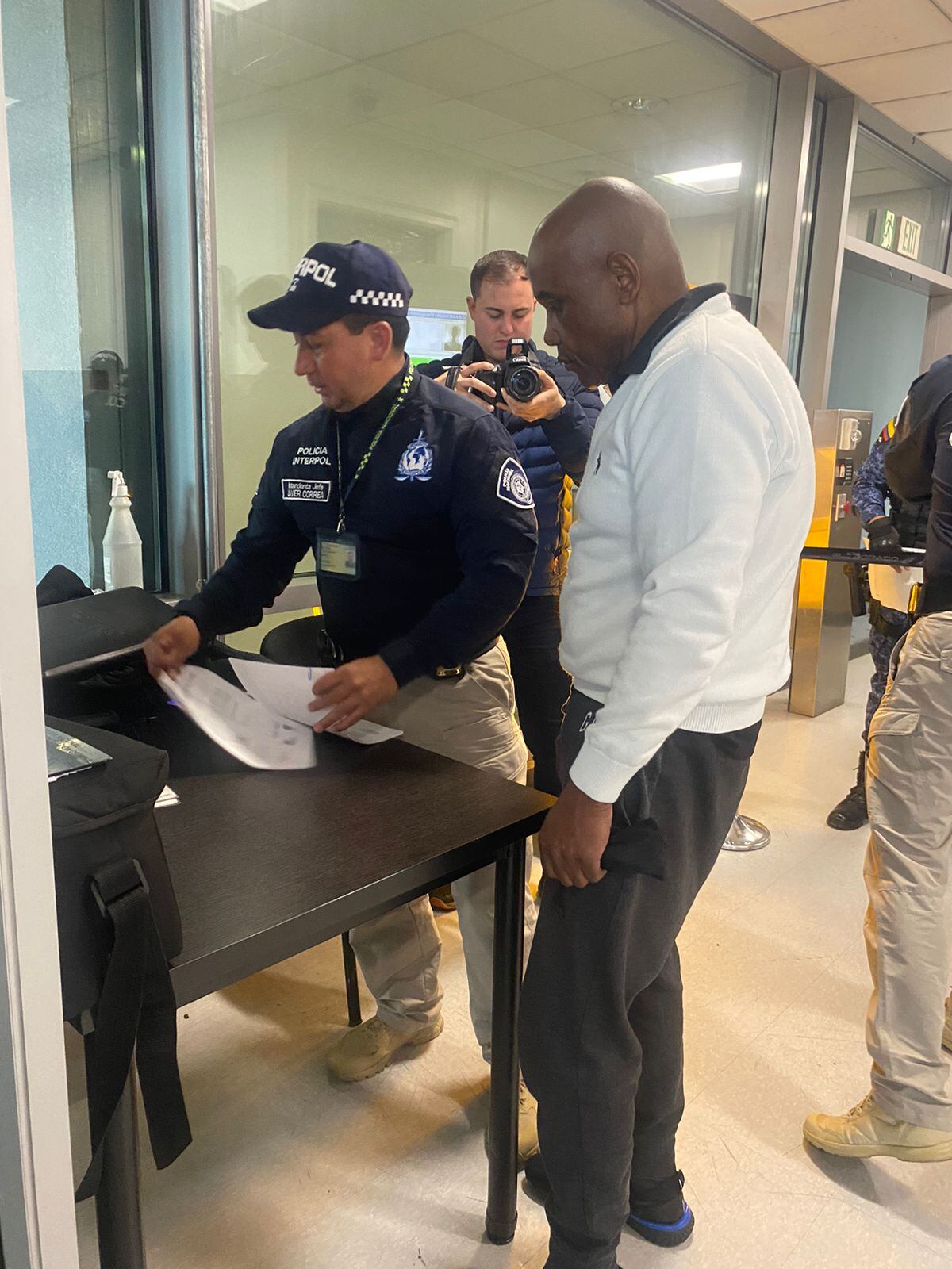 Imagen del proceso de extradición de Omar Ambuila, funcionario de la Dian que se enriqueció ilegalmente y hasta le regaló un Lamborghini a su hija.