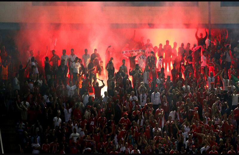 La afición del Benfica celebra el gol del argentino Nicolás Gaitán, que ha supuesto el empate a 1, durante el partido del Grupo C de la Liga de Campeones que Atlético de Madrid y Benfica jugaron en el estadio Vicente Calderón, en Madrid.