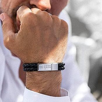 Una pulsera gravada puede ser una buen regalo para un hombre.
