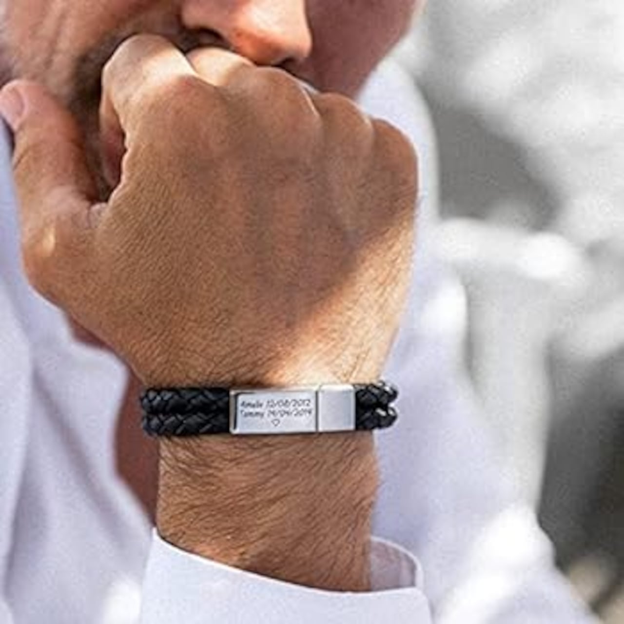 Una pulsera gravada puede ser una buen regalo para un hombre.