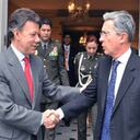 El presidente electo de Colombia Juan Manuel Santos conversa con el Presidente Álvaro Uribe, en Bogotá luego de la victoria de Santos en la segunda jornada electoral que lo eligió como presidente.