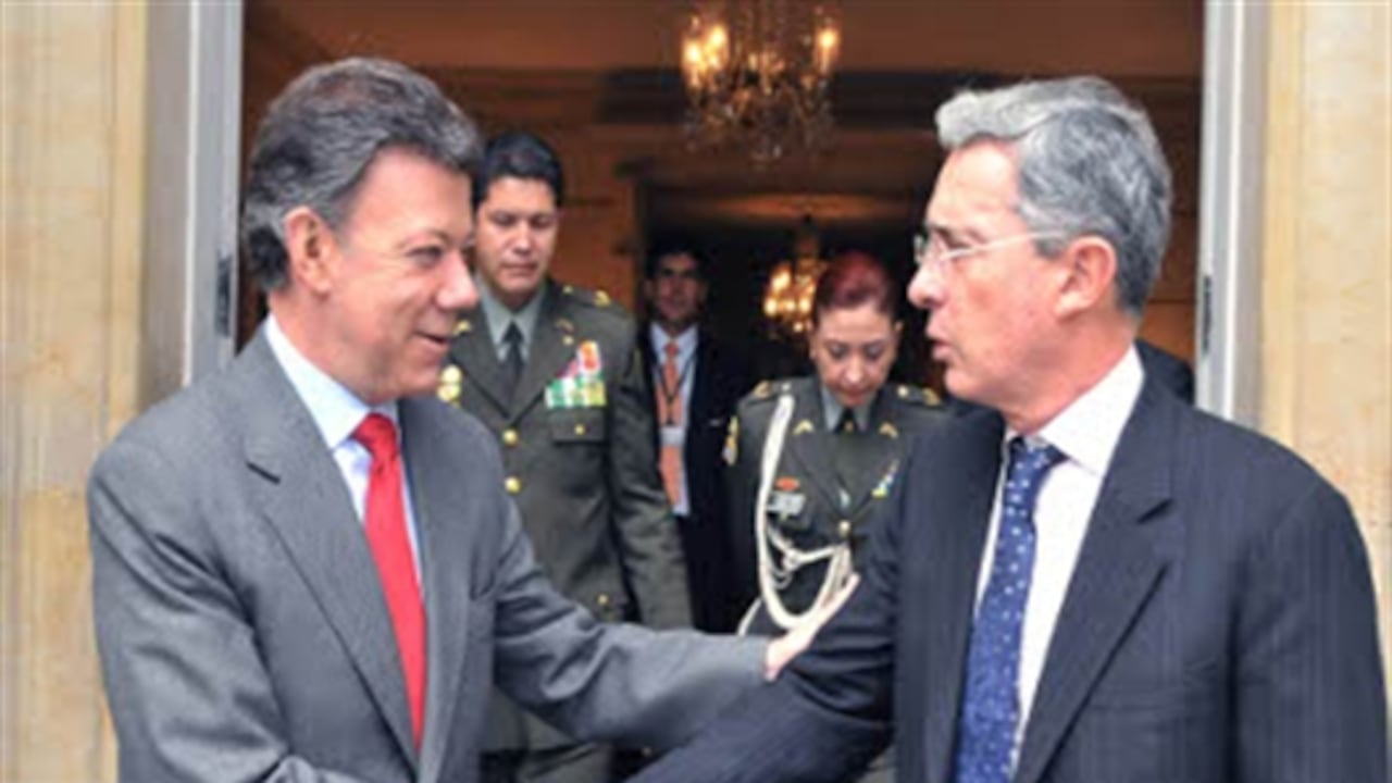 El presidente electo de Colombia Juan Manuel Santos conversa con el Presidente Álvaro Uribe, en Bogotá luego de la victoria de Santos en la segunda jornada electoral que lo eligió como presidente.