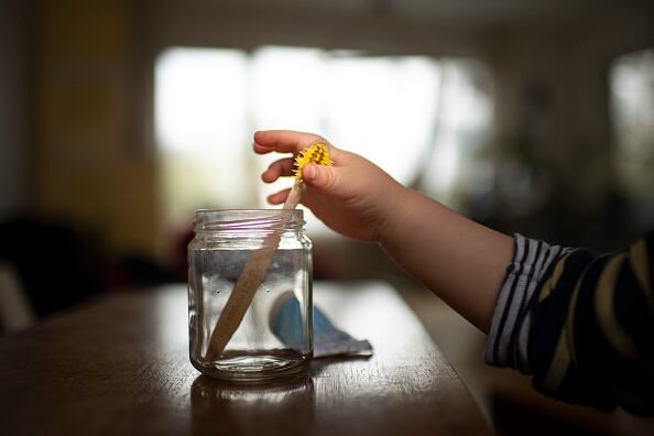 Se recomienda usar un cepillo que tenga limpiadores de lengua que ayuden a eliminar las bacterias causantes de los malos olores. (Photo by Ute Grabowsky/Photothek via Getty Images)