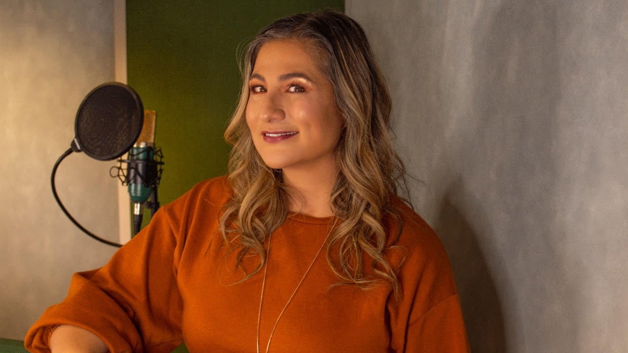 Adriana Serna, locutora comercial e institucional