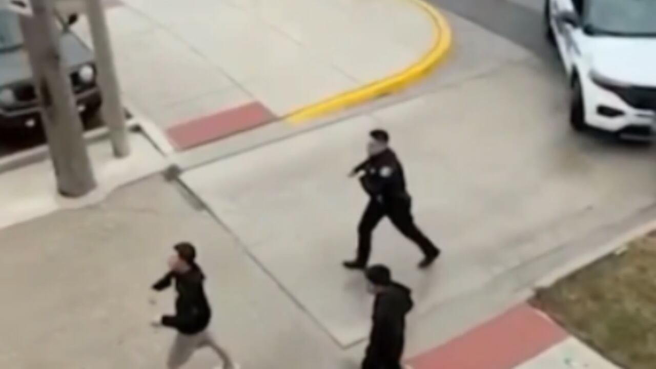 Estas imágenes mostrarían el momento en el que se presentó una pelea entre los estudiantes.