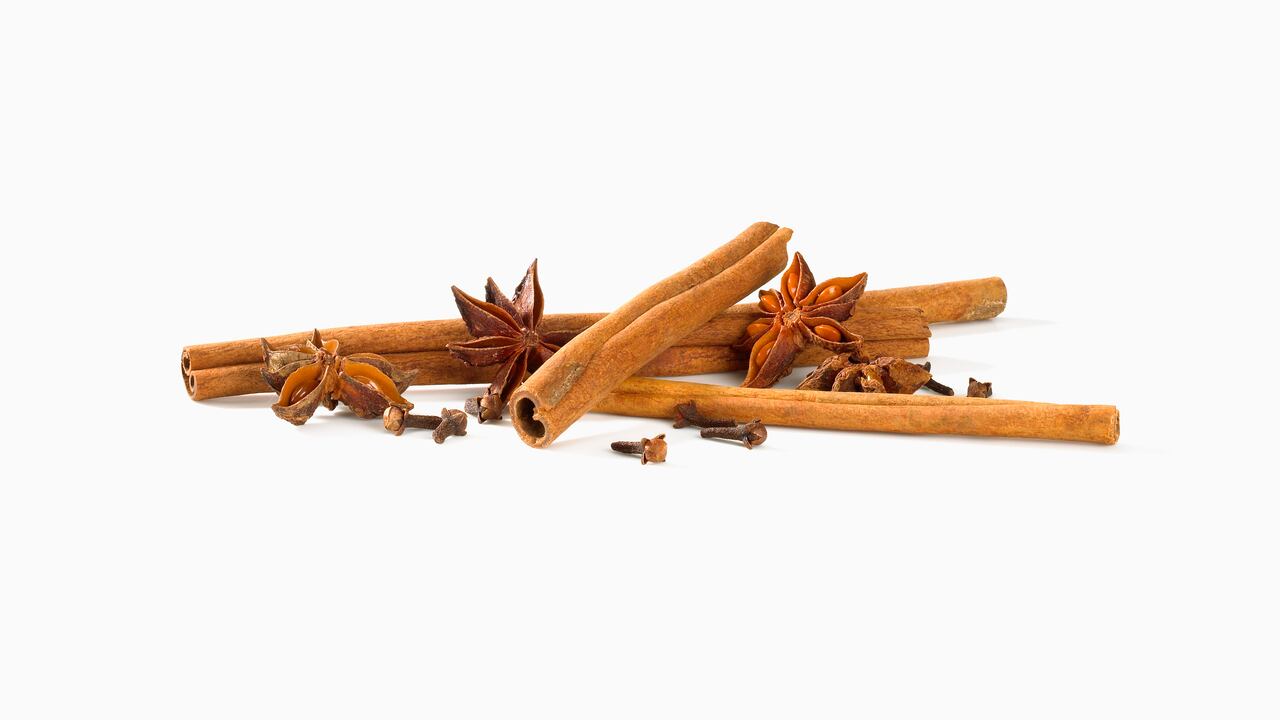 La canela podría ayudar a reducir los niveles elevados de glucosa en la sangre.