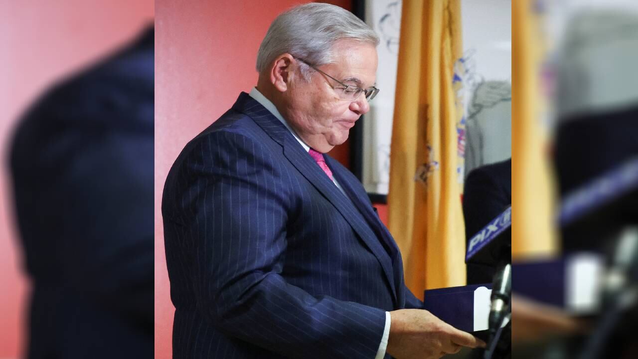 El senador estadounidense, Robert Menéndez, pronuncia un discurso después de que él y su esposa, Nadine Menéndez, fueran acusados ​​de delitos de soborno.