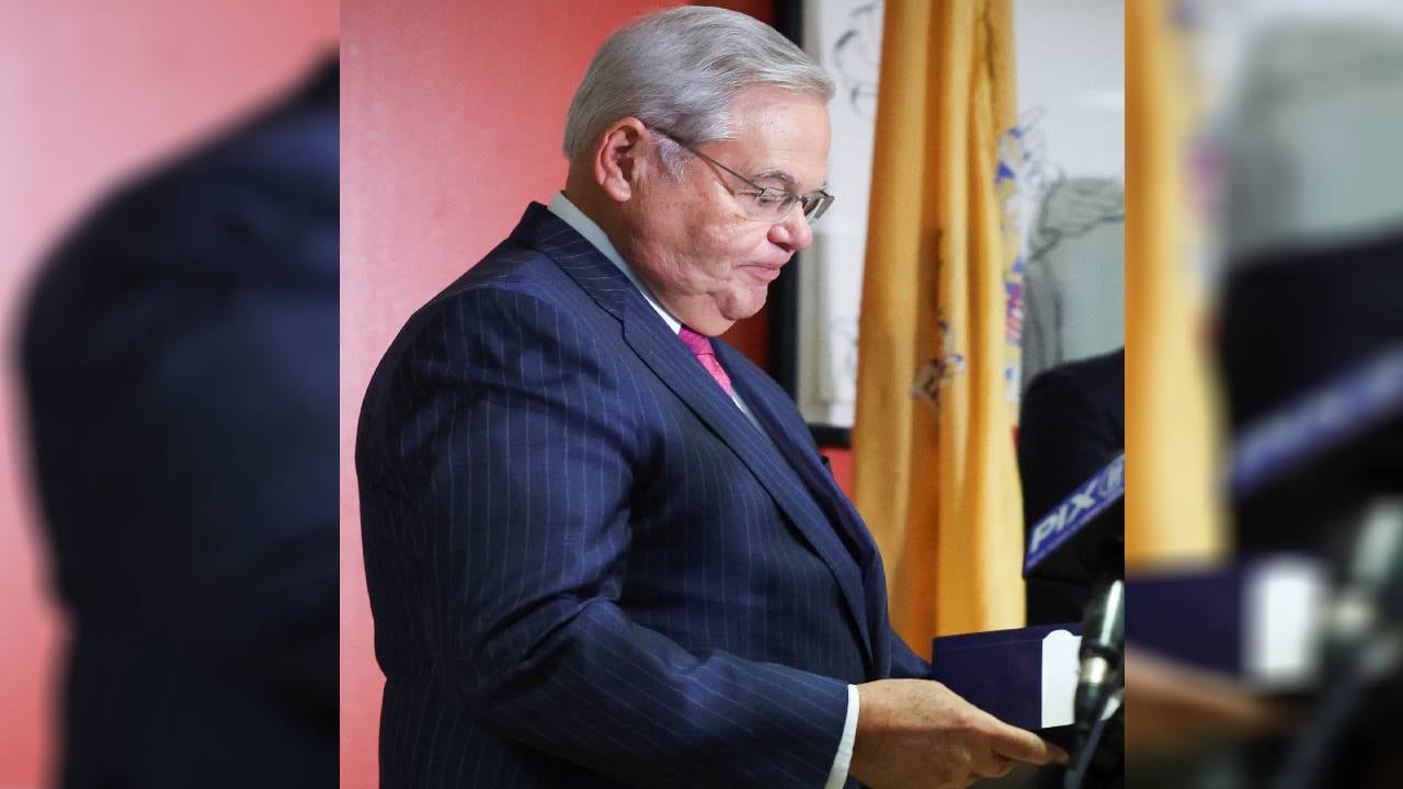 El senador estadounidense, Robert Menéndez, pronuncia un discurso después de que él y su esposa, Nadine Menéndez, fueran acusados de delitos de soborno.