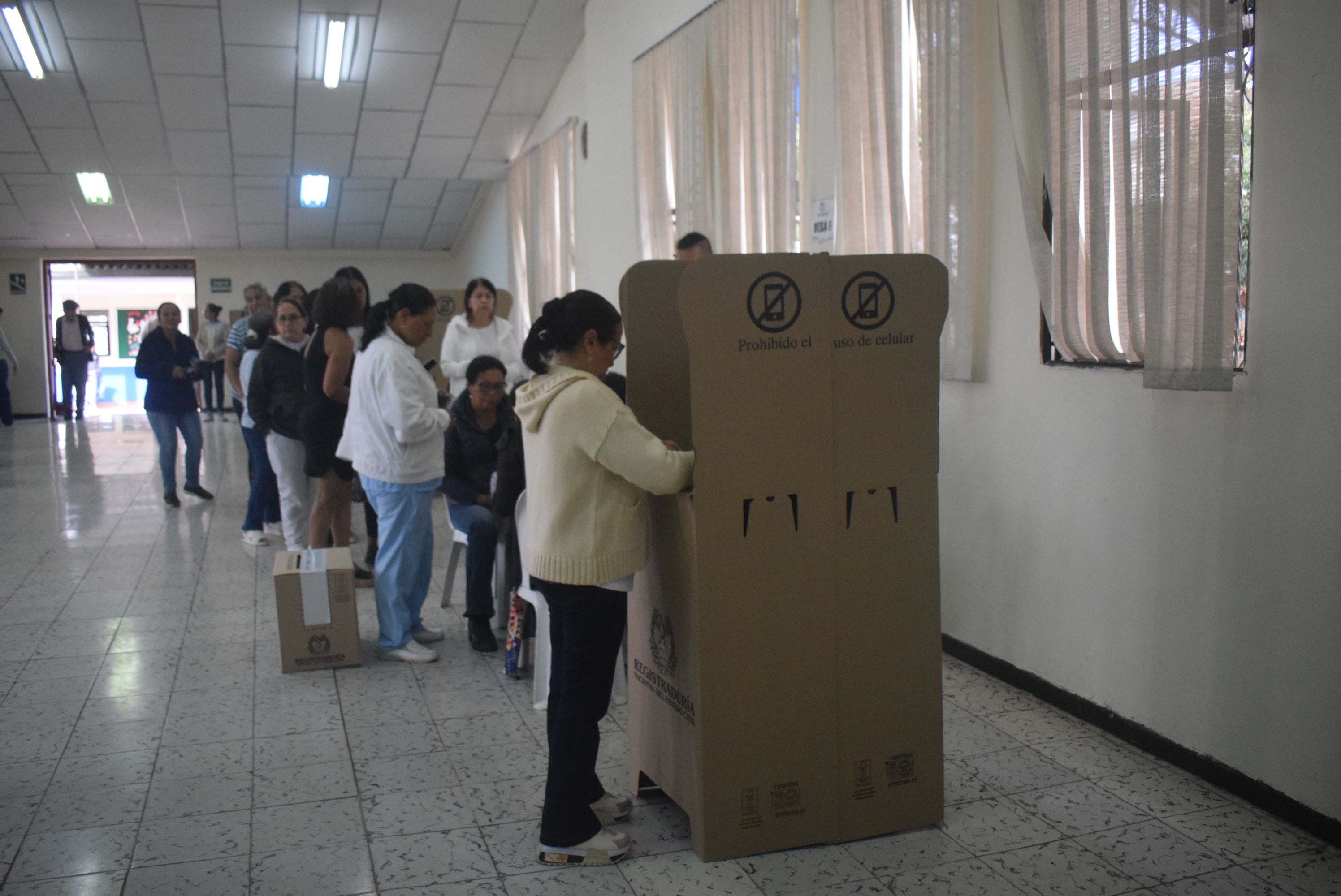 Desde las 8:00 de la mañana de este domingo 31 de mayo comenzaron oficialmente las votaciones para elegir al próximo presidente y vicepresidente de Colombia, dando inicio a una jornada electoral marcada por amplios dispositivos de seguridad y seguimiento institucional en el departamento del Cauca. Las urnas permanecerán abiertas hasta las 4:00 de la tarde