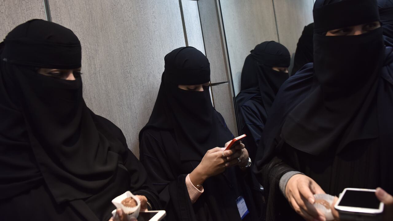 Francia ya prohibió en 2004 llevar en las escuelas e institutos cualquier signo religioso ostensible, como el velo islámico o las kipás.