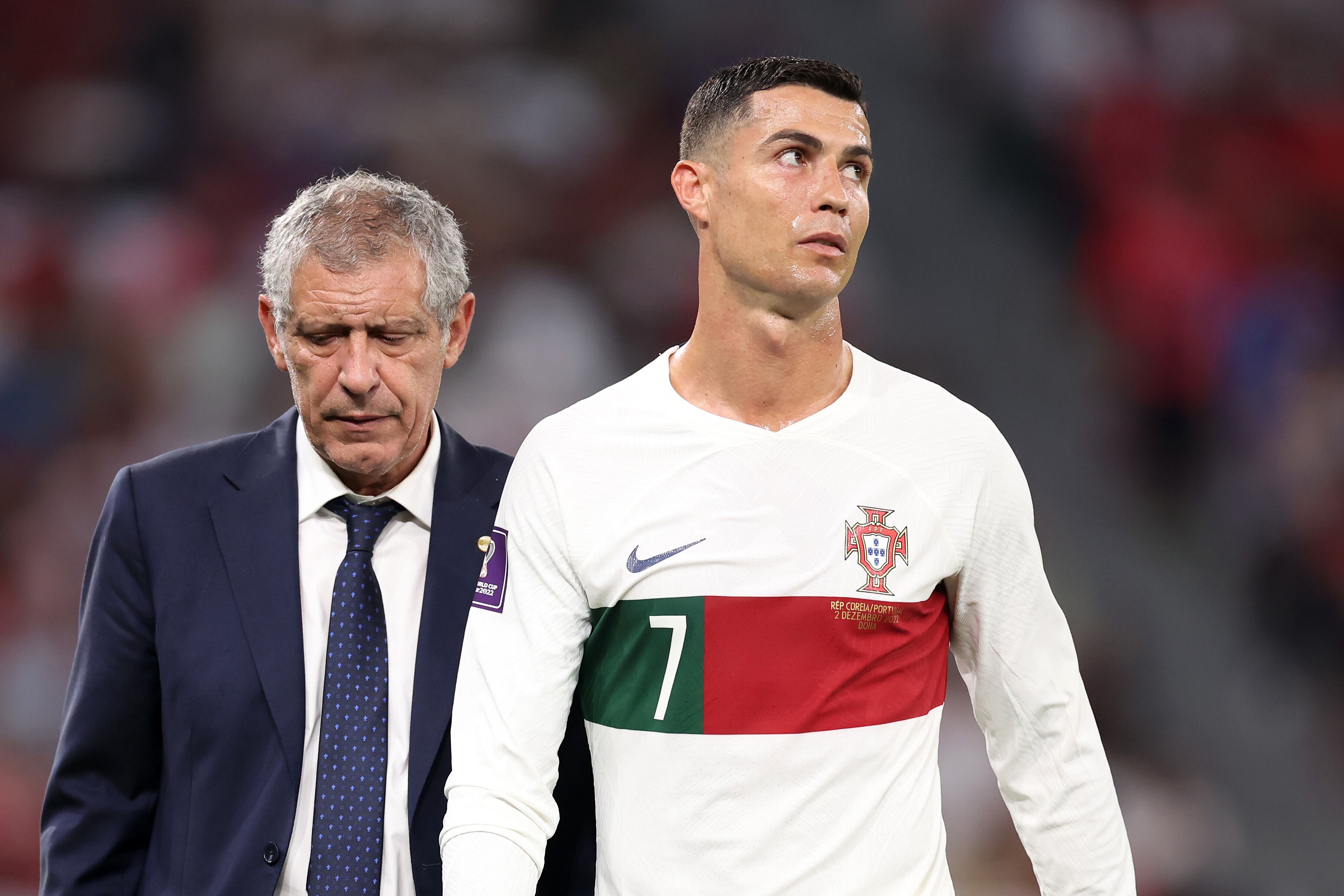 Cristiano Ronaldo y Fernando Santos en un juego del Mundial de Qatar.