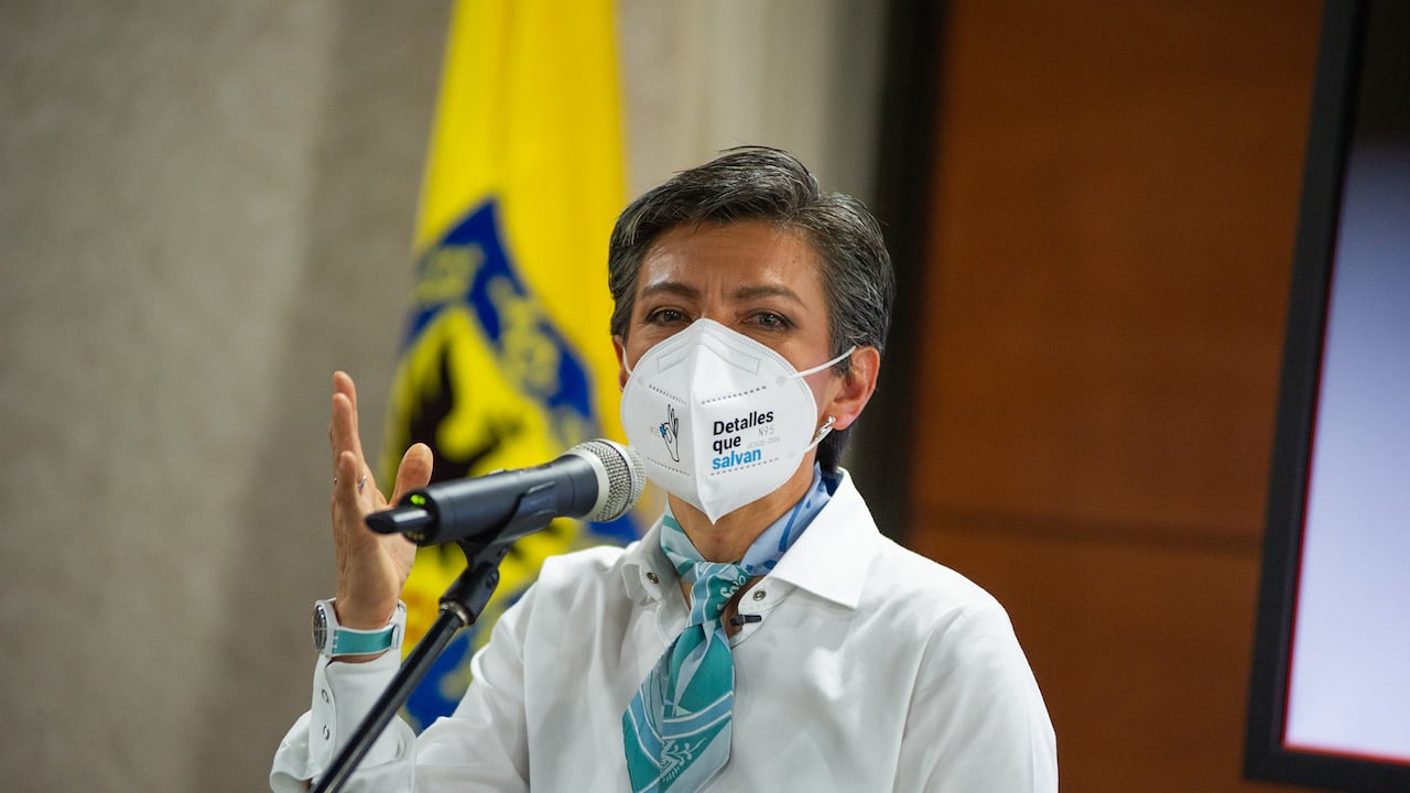 La alcaldesa de Bogotá, Claudia López junto con la Subsecretaria de Salud anuncian una nueva campaña de autoconciencia y distanciamiento social en medio de la próxima vacunación COVID-19 en Bogotá, Colombia, el 11 de febrero de 2021. Bogotá recibirá 7673 vacunas covid-19 para prevenir la propagación de la enfermedad al personal sanitario público y privado. (Foto de Sebastian Barros / NurPhoto a través de Getty Images)