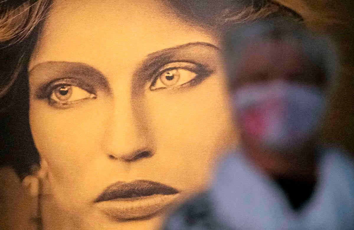 Un visitante camina por el área de exhibición al aire libre después de la reapertura de la exposición; Fotografía de Karl Lagerfeld. La retrospectiva. En el Museo de Arte de Moritzburg en Halle, Alemania, el viernes 22 de mayo de 2020. La exposición reúne más de 400 fotografías del director creativo, diseñador de moda, artista, fotógrafo y caricaturista alemán que vivió en París y murió el año pasado. (Foto AP / Jens Meyer)