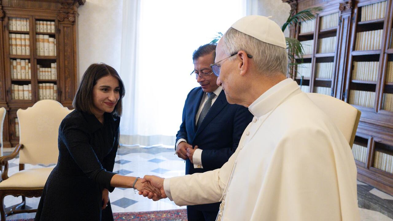 Laura Sarabia, Gustavo Petro y Papa León XIV.