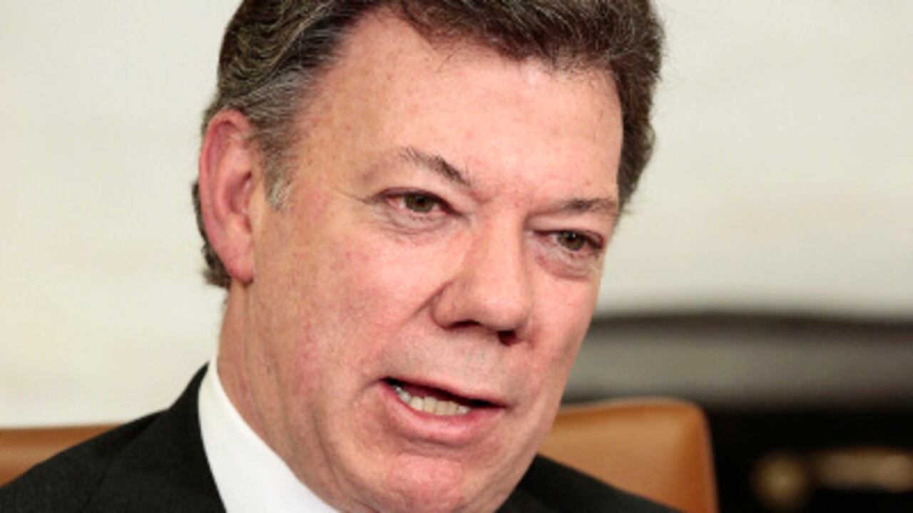 Juan Manuel Santos considera que las críticas de Uribe a su gobierno le hacen más daño al país que a él.