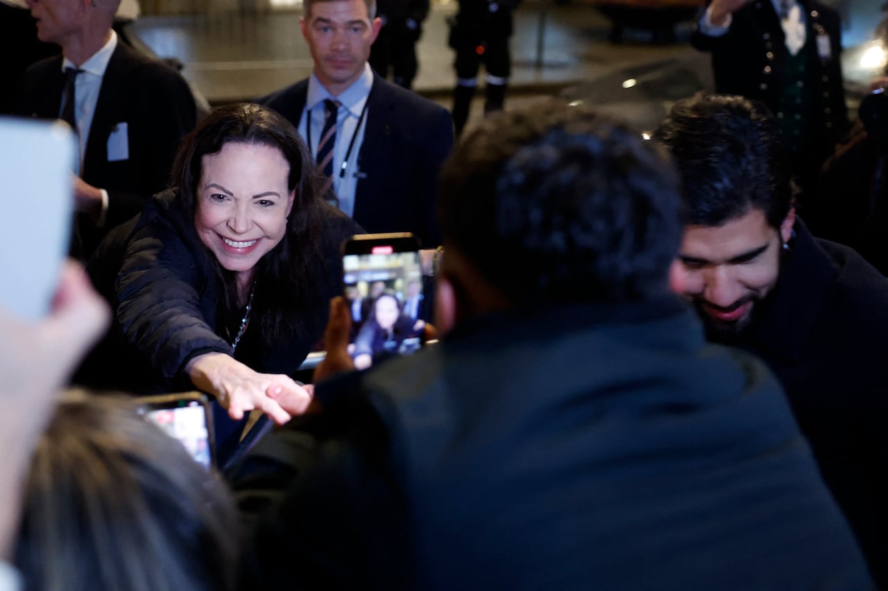 Machado saludó a sus simpatizantes reunidos frente al Grand Hotel de Oslo, Noruega.