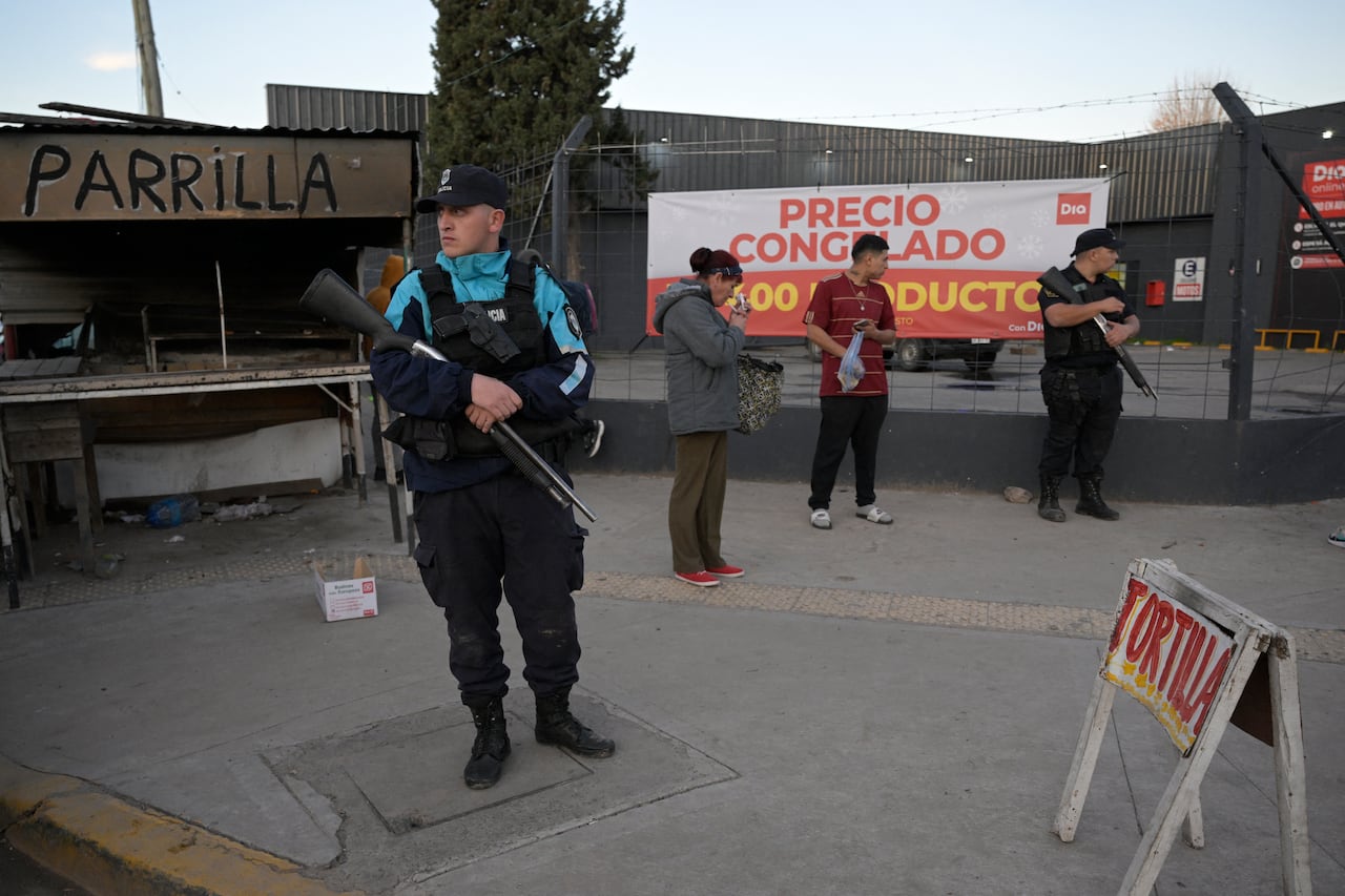 Saqueos a supermercados y comercios de Buenos Aires dejan al menos 56 detenidos