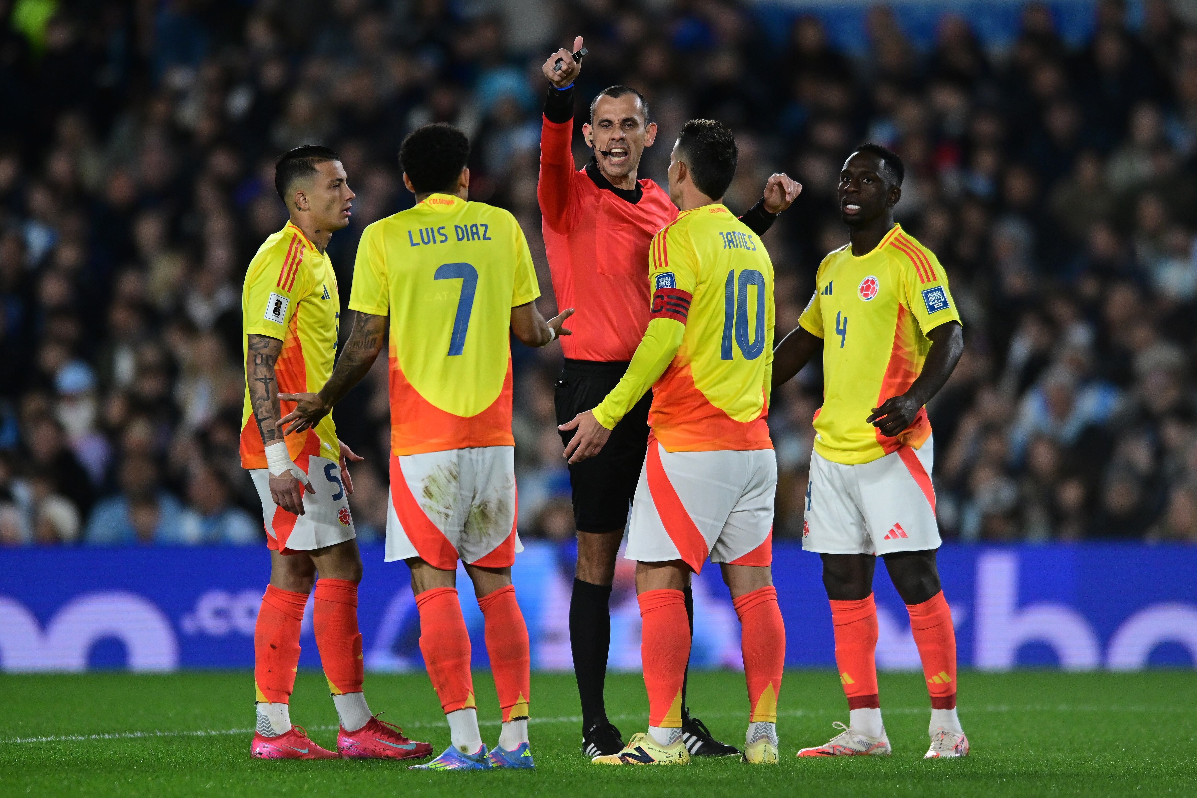 Juez es cuestionado por los jugadores de la Selección Colombia