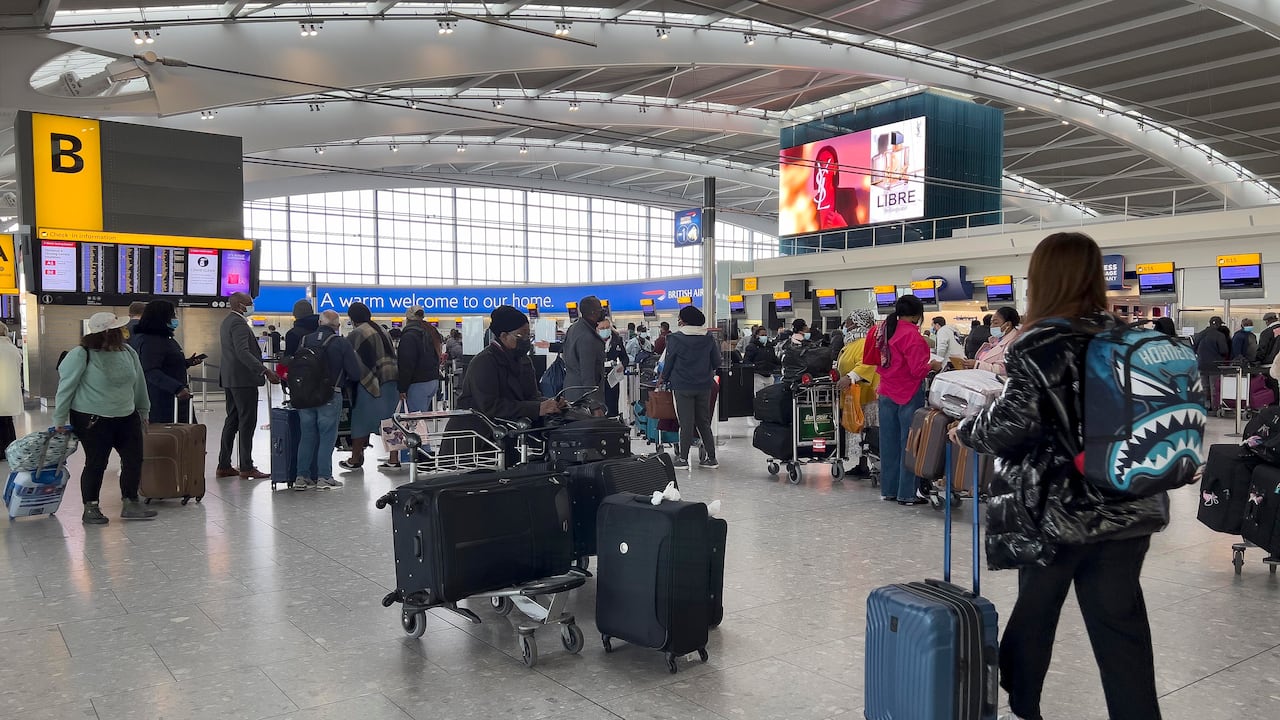 La OMS considera inútil prohibir viajar por variante ómicron