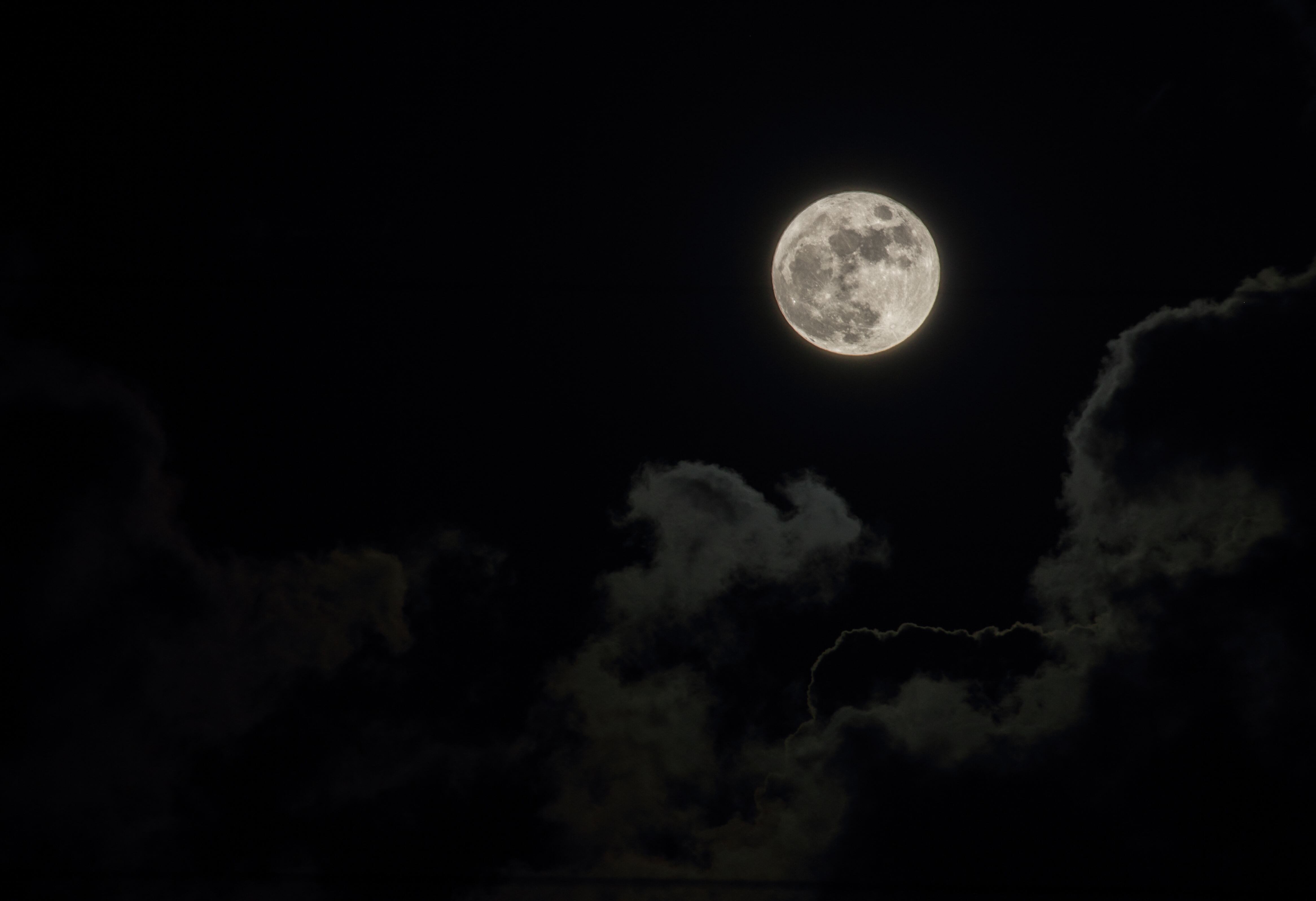 Los planetas que forman los “ojos” de la cara sonriente tienen brillos muy diferentes.