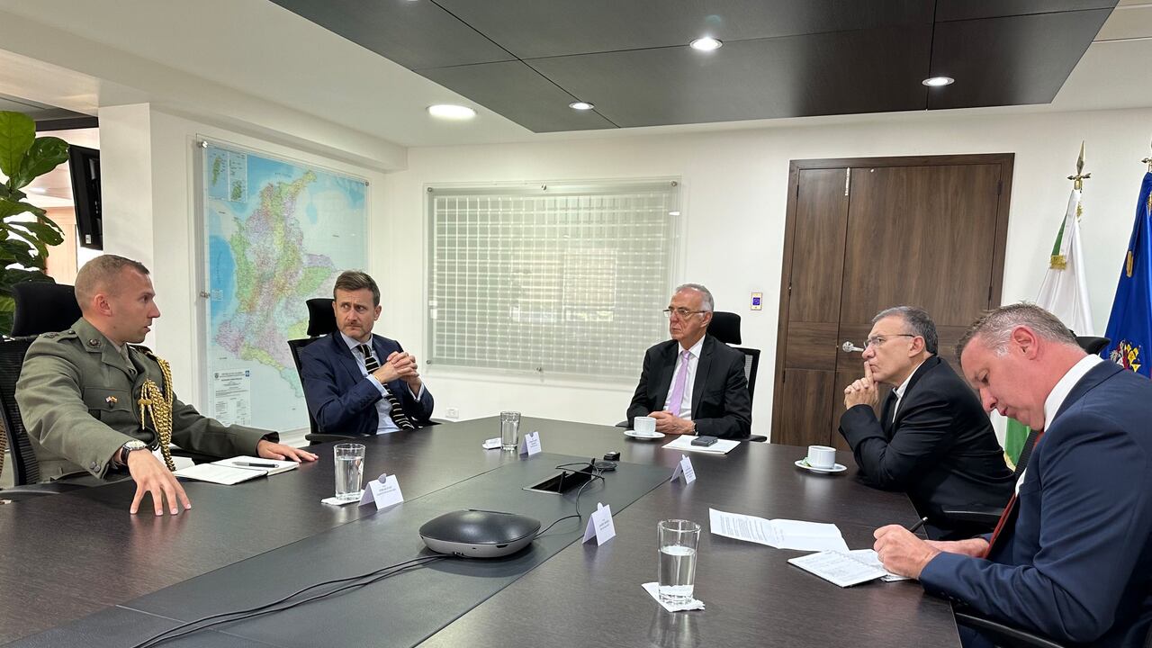 Roy Barreras en una de las reuniones que sostuvo este martes en Bogotá con el ministro de Defensa, Iván Velásquez.