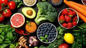 Las frutas y las verduras son esenciales para una alimentación balanceada.