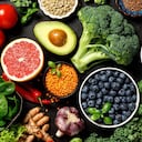 Las frutas y las verduras son esenciales para una alimentación balanceada.