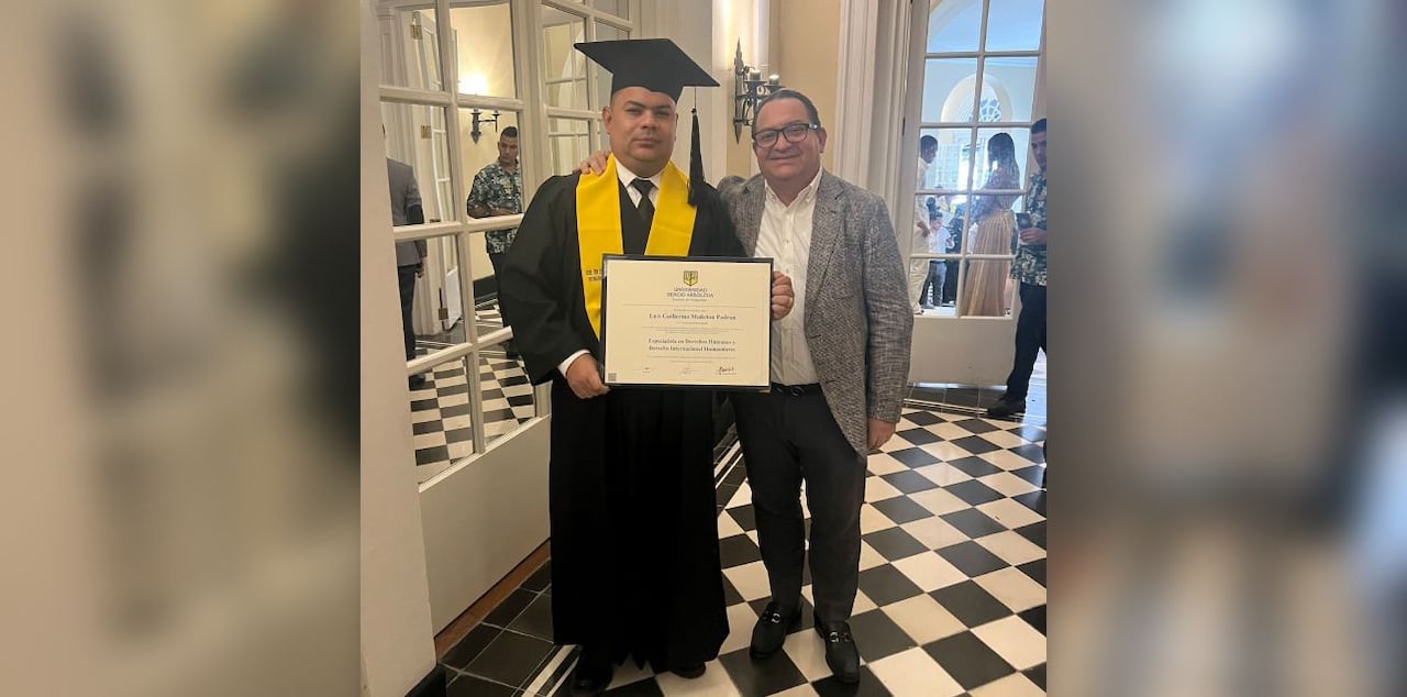 Luis Guillermo Muñetón Padron sosteniendo su diploma.