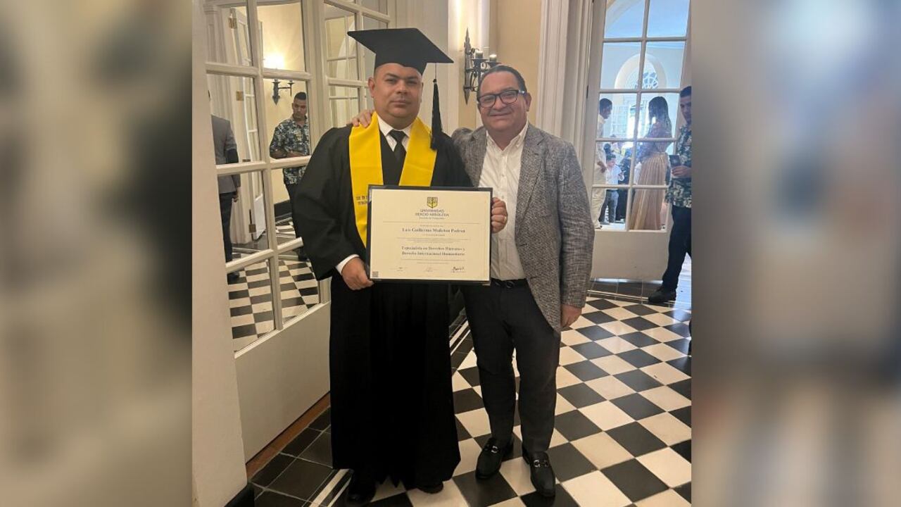 Luis Guillermo Muñetón Padron sosteniendo su diploma.