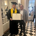 Luis Guillermo Muñetón Padron sosteniendo su diploma.