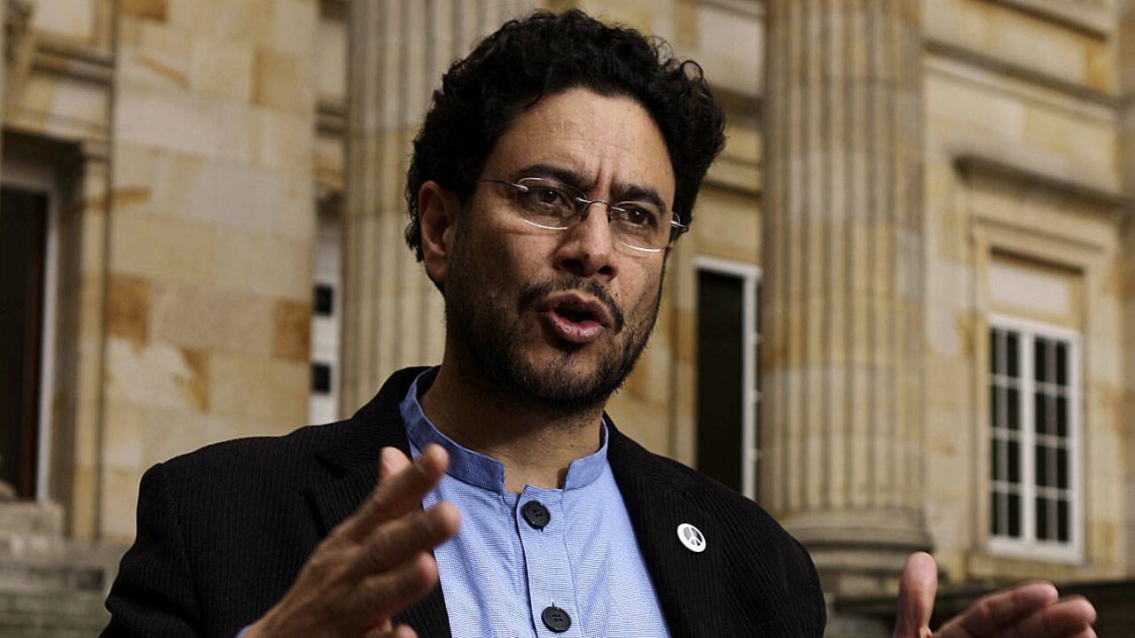 “Pido a la Fiscalía General de la Nación que se investigue quiénes son los autores de estos mensajes y cuáles son sus alcances”, dijo.