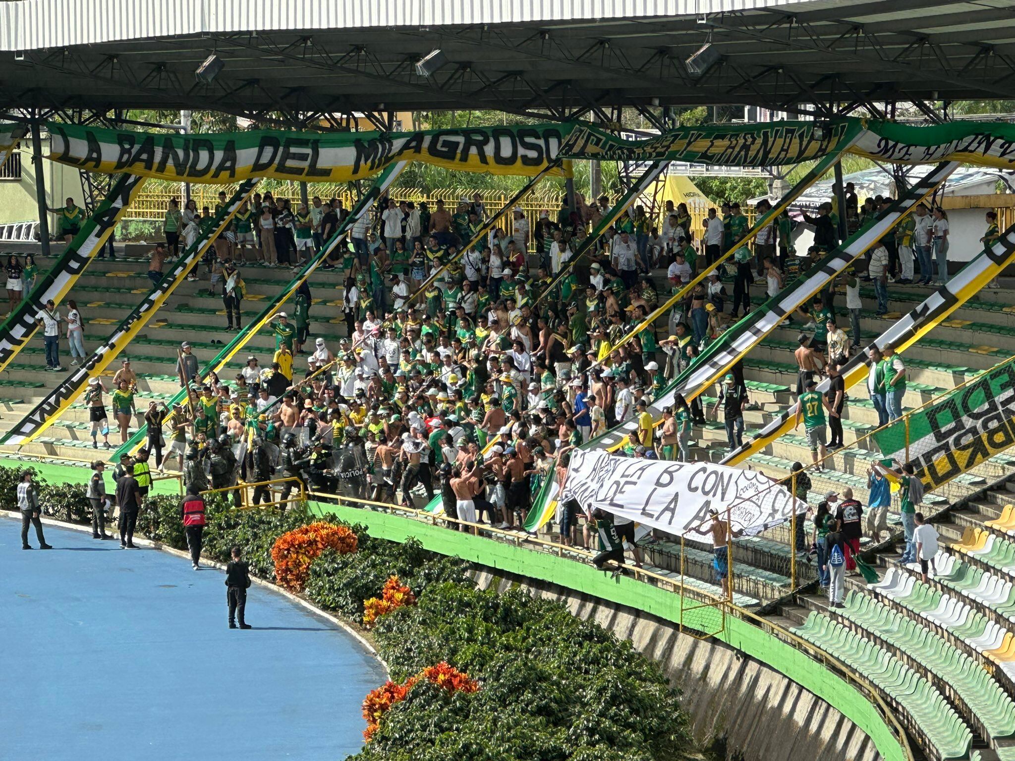 Disturbios en la tribuna suspendieron el partido entre Deportes Quindío y Cúcuta Deportivo en Armenia.